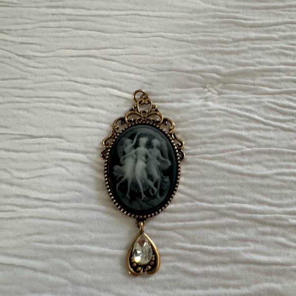 Gothic-inspired black and white cameo pendant with crystal heart charm - Picture 4 of 4